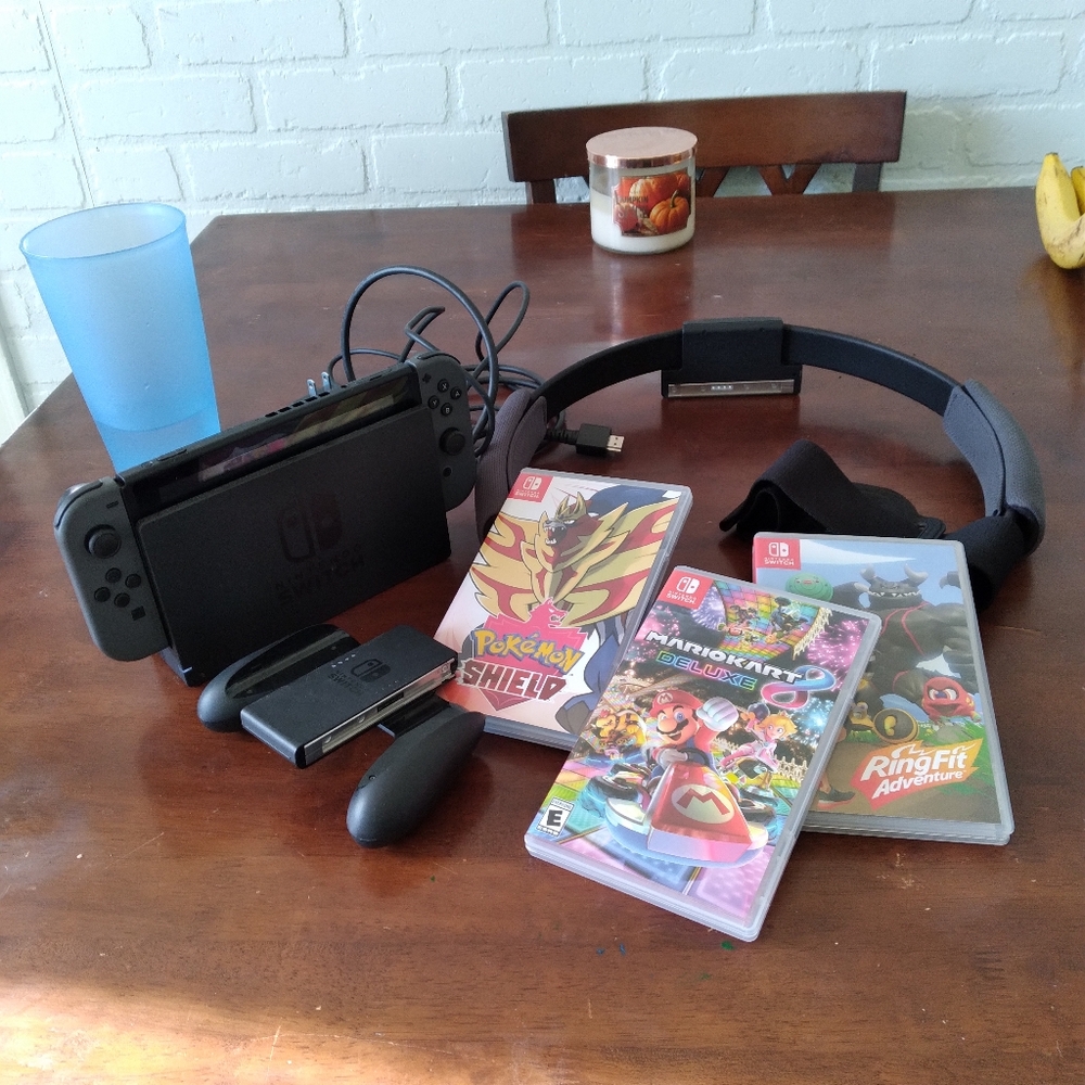 Nintendo Switch - Picture 2 of 3